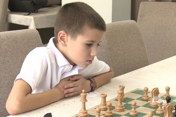 Šahista David Perić (10) iz Bijeljine dominira u kategorijama starijih: Svaku partiju zapamti do detalja, gdje god ode osvoji medalju /FOTO/