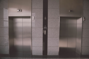 Jeziva nesreća u staračkom domu: Lift usmrtio ženu