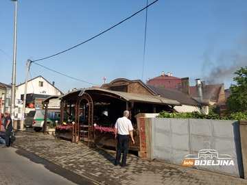 U centru Bijeljine izbio požar na krovu restorana (FOTO)