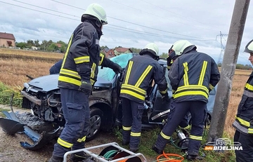 Udes na putu Bijeljina - Velika Obarska: Vozilom udario u banderu, intervenisali i vatrogasci (FOTO)