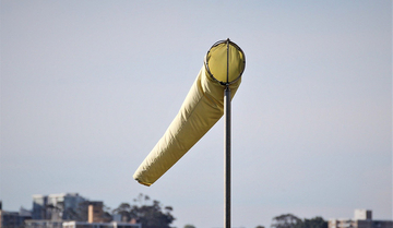 Olujni vjetar u Hrvatskoj rušio stabla i električne kablove, dizao krovove