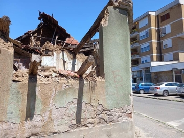 Urušeni objekat u Bijeljini prijetnja za pješake (FOTO)