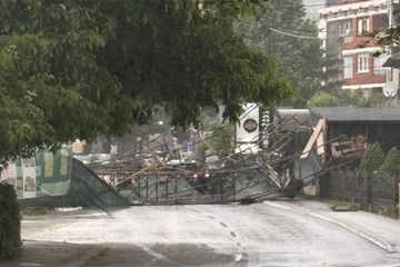 Skela pala na automobil u Doboju, vatrogasci izvukli putnike