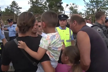 Potresni snimak sa Gazimestana: Majka branila kćerku od privođenja policije nakon parastosa