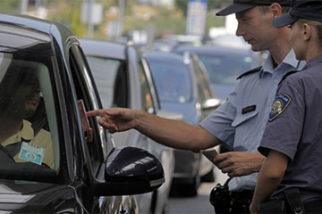 Kazna za "Za dom spremni" povučena: Policija oslobodila vozača nakon medijske bure u Karlovcu