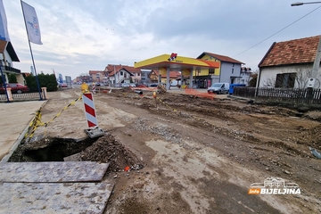 Radnicima nije jasno zašto vozila upadaju u "bijeljinsku rupu", na terenu jutros bila i policija (VIDEO)