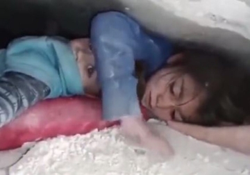 Scena na koju će zaplakati i oni najtvrđeg srca: Sestrica tijelom štiti svog mlađeg brata da ga ne zatrpaju ruševine