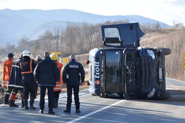 Prevrnula se cisterna: Curi gorivo, na terenu policija i vatrogasci