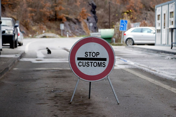 Prvi automobil bez stikera s oznakom "RKS" prošao prelaz Jarinje