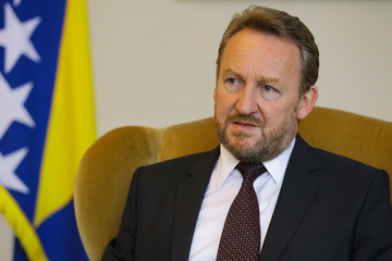 Oglasio se Izetbegović o oduzimanju akademskog zvanja magistra nauka Sebiji (FOTO)