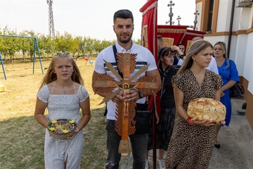 EPISKOP FOTIJE DONIO MOŠTI SVETE MARINE U LJESKOVAC Kumovale sestre Filipović, njihovom ocu odlikovanje