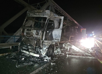Rača: Kamion potpuno izgorio, policija preusmjerava saobraćaj na Pavlovića most (FOTO)