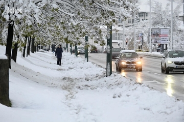 Snijeg u Sarajevu napravio haos: Lomljena drveća, srušene tende i saobraćajni udesi