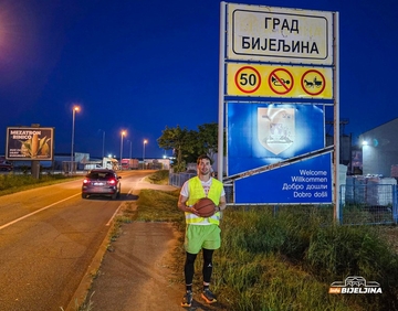 Humanitarac koji dribla do Beograda stigao u Bijeljinu: “Na stotine ljudi mi je sviralo, daju vodu i pare” (FOTO)