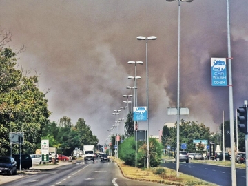 Haotični snimci iz Novog Sada: Požar se širi, dim prekrio grad (VIDEO)