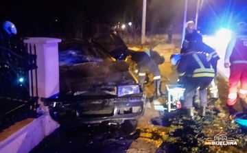 Nezgoda u Bijeljini: Vatrogasci izvlačili ženu iz smrskanog vozila (FOTO)