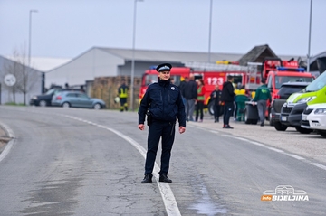 Bijeljinski policajci na visini zadatka: Evakuisali radnike i majku vlasnika fabrike (FOTO)