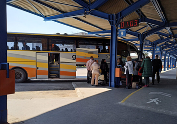 Slijepa djevojka zamolila za pomoć radnicu na autobuskoj stanici, njen odgovor naljutio mnoge