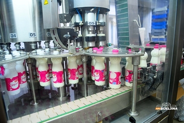 Semberski mljekar Duško Cvijetinović otkriva zašto je uvozno mlijeko jeftinije od domaćeg /VIDEO/