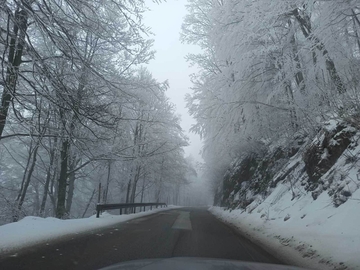 Saobraćaj otežan na prevojima, visina snijega na Han Pogledu 25 centimetara