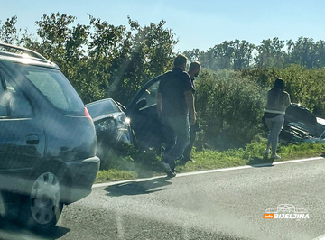 Sudar kod Bijeljine, dva vozila završila u kanalu (FOTO)