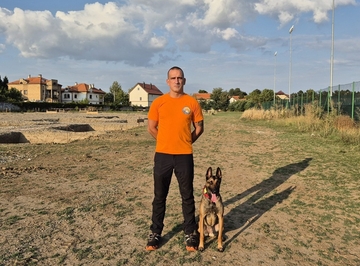 Član GSS Bijeljina Nenad Jovanović trenira sa svojim psom Kijom: Savladala potragu u ruševinama i u prirodi (VIDEO)