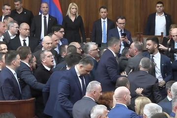 Incident u Skupštini Srbije, opozicija prekinula Vučićevo obraćanje (VIDEO)