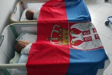 Bebe rođene na KiM ušuškane u srpskoj trobojci