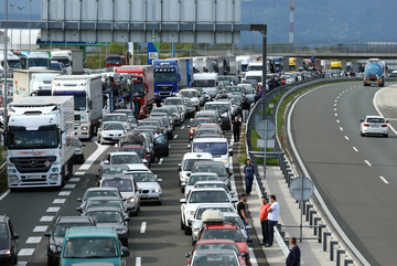 PRAZNIČNE GUŽVE Pojačan saobraćaj na 4 granična prelaza