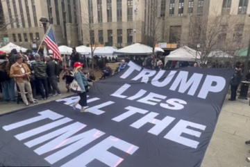 Skandal ispred suda: Trampova obožavateljka se bacala po transparentu i govorila "imam kovid" (VIDEO)