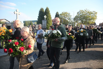U Bijeljini sahranjen Mladen Žižović: Suze, tišina i sin koji nosi krst oca (FOTO)