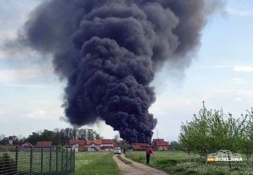 Požar u semberskom selu, dim se vidi iz svih dijelova Bijeljine (FOTO, VIDEO) 