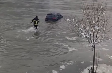 (VIDEO) Junak iz Zvornika oduševio sve: Pogledajte kako je vatrogasac Rade izvukao zaglavljeni automobil iz Drine