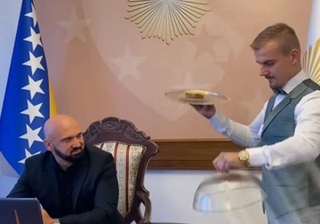 „VIP USLUGA“ Konobar donio BAKLAVU Rami Isaku u njegov kabinet, sve okačio na TikTok