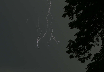 Žuto upozorenje za Hrvatsku: Sutra moguće nevrijeme praćeno jakim vjetrom, ledom i grmljavinom