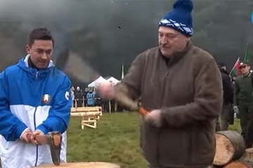 Lukašenko cijepao drva i nudio pomoć Evropi: "Teška su vremena" (VIDEO)