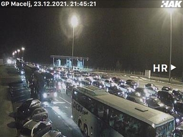 Velike gužve na granicama širom regiona