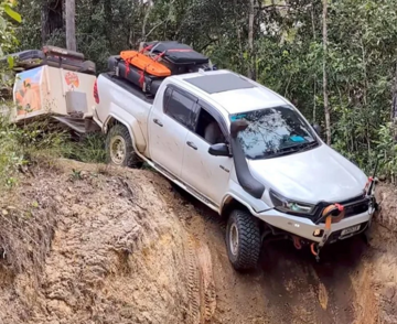 Nevjerovatan prizor iz Australije: Toyota Hilux s prikolicom savladao gotovo vertikalnu padinu