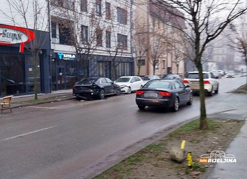 Karambol u Bijeljini: Pežoom slupao četiri parkirana vozila (FOTO)