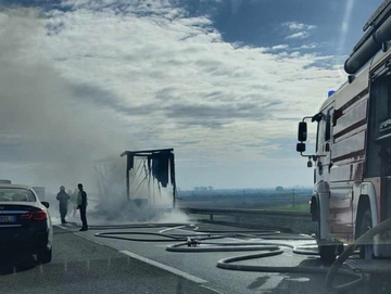 Požar na autoputu kod Rume, usporen saobraćaj prema Beogradu (VIDEO)