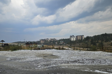 Grad uništio vozila i zabijelio planinu