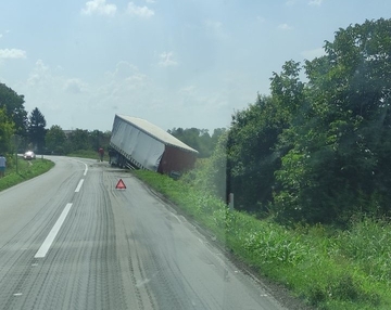Nesvakidašnja nezgoda na putu Bijeljina - Rača: Prikolica završila u kanalu