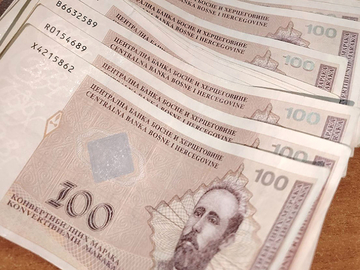 Na graničnom prelazu Badovinci pokušao da unese lažnih 4.000 KM u Srbiju!