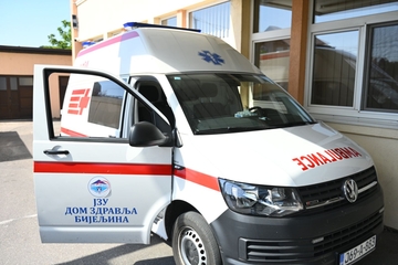 Vozač “golfa” teško povrijeđen, sanitetom ga odvezli u bijeljinsku bolnicu (FOTO)