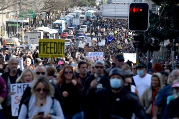 Više hiljada ljudi protestuje protiv restriktivnih mjera