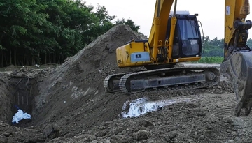 Bijeljina: Jama sa uginulim svinjama otvorena, širi se nesnosan smrad (FOTO)