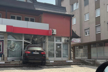 Karambol u Tesliću: BMW-om beogradskih tablica uletio u banku