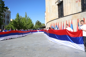Trobojka duga 120 metara krasi centar najvećeg grada Srpske