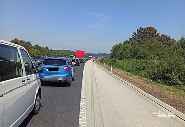 Obustavljen saobraćaj na auto-putu "9. januar": Vozilo udarilo radnika na održavanju ceste (FOTO)