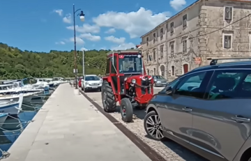 Muškarac putovao 13 sati traktorom od kuće do mora (VIDEO)